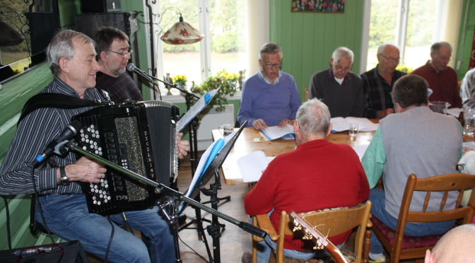 Sang og sløyd er populære aktiviteter for Seniorer i Moss