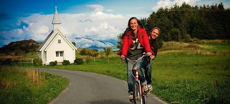 På øya Ylvingen, hvor den populære TV-serien Himmelblå er spilt inn, kan du gå i land og oppleve den nordlandske stemningen