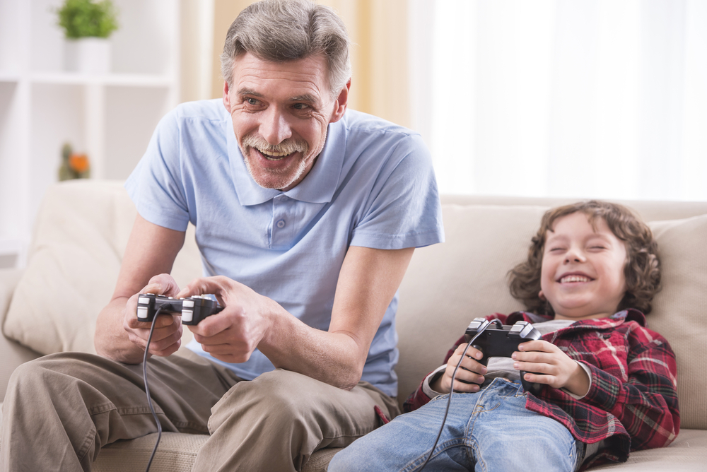 Bestefar og barnebarn spiller spill