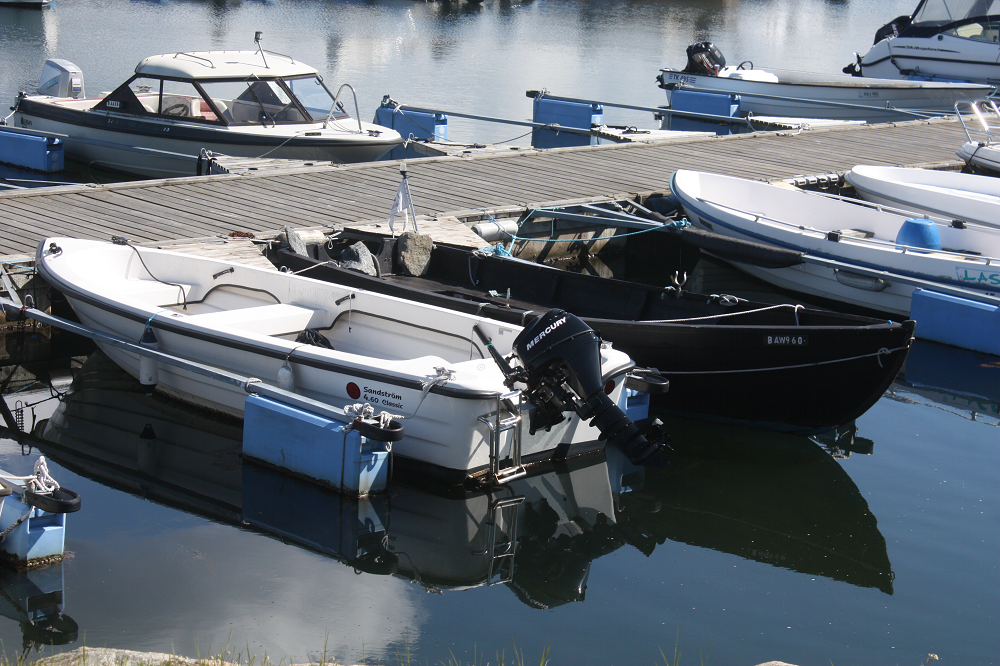 På de mindre båtene som allerede i vannet er påhengsmotoren renset og klargjort for en ny sommer.