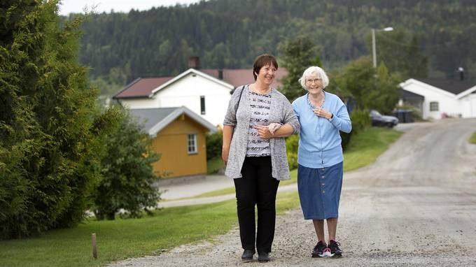 80 år gamle Laila Kvistad støtter seg på armen til Anne Kolven. I over to år har de gått på tur sammen én gang i uken. Foto: Aftenposten